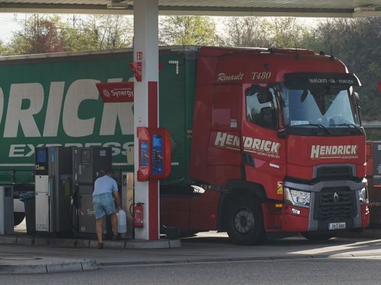 Tankstopp: Ein Lastwagen-Fahrer steht neben einer Ad-Blue-Zapfsäule am Rasthof Baden-Baden an der Autobahn 5. 