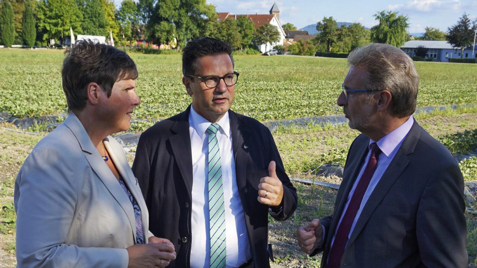 CDU-Landtagsabgeordnete Sylvia Felder, Landwirtschaftsminister Peter Hauk (Mitte) und Landrat Jürgen Bäuerle.