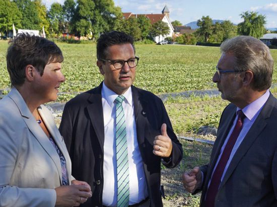 CDU-Landtagsabgeordnete Sylvia Felder, Landwirtschaftsminister Peter Hauk (Mitte) und Landrat Jürgen Bäuerle.