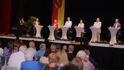 Die OB-Kandidaten auf der Bühne der Bader Halle in Rastatt.