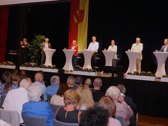 Die OB-Kandidaten auf der Bühne der Bader Halle in Rastatt.