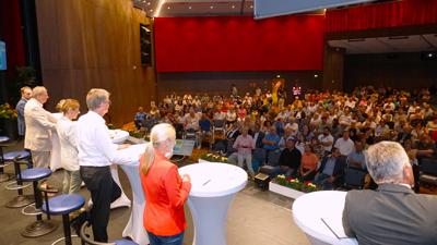 Die fünf Bewerber für die OB-Wahl in Rastatt stehen in der Badner Halle auf der Bühne.