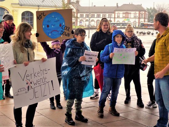 Zum Ort des Protestes für einige Schüler wurde das Landratsamt im März bei der ersten „Fridays for Future“-Demo in Rastatt. Mit Plakaten machten sie ihre Forderungen deutlich.