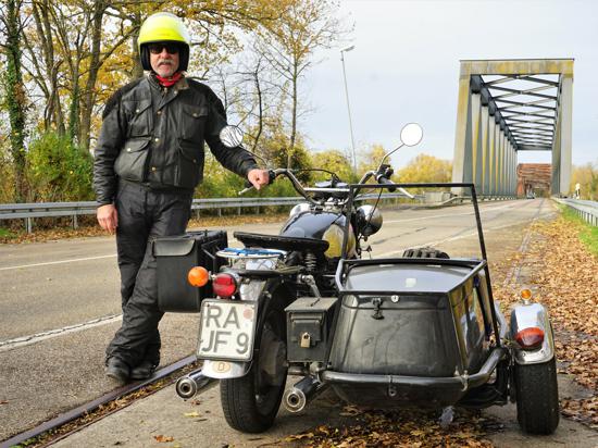Mann Motorrad Wintersdorfer Brücke (Rastatt)