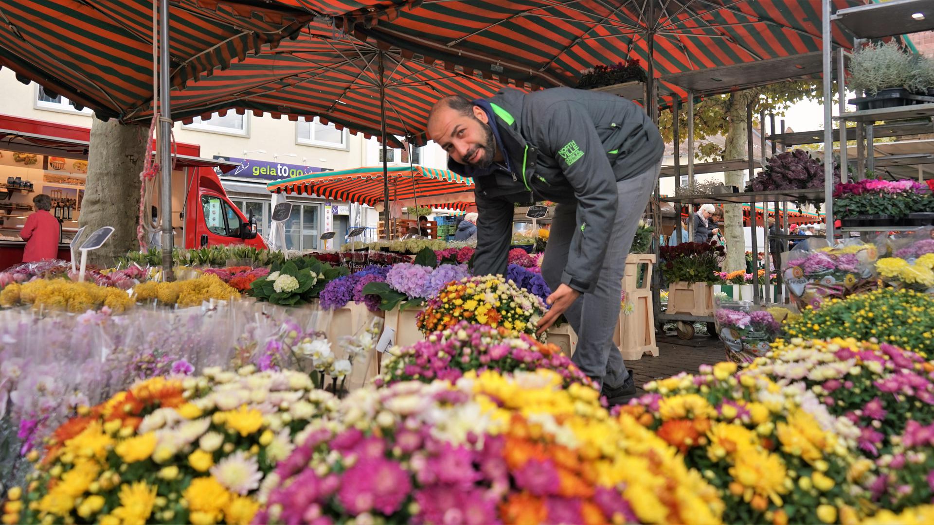 Alleine am Stand ist unter der Woche Beraat Celik von Petite Fleur. Der Arbeitsalltag halte viele davon ab, Blumen auf dem Wochenmarkt in Rastatt zu kaufen.