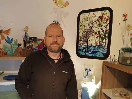 Glaskünstler Matthias Ullrich in seinem Atelier in Ottersdorf. Im Hintergrund sind seine Arbeiten zu sehen. 