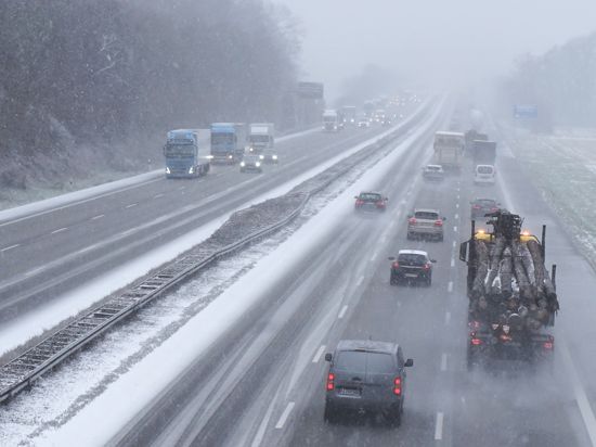Autos fahren im Schneetreiben auf einer Autobahn