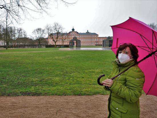 Rastatter Schlossgarten, Frau  mit Regenschirm