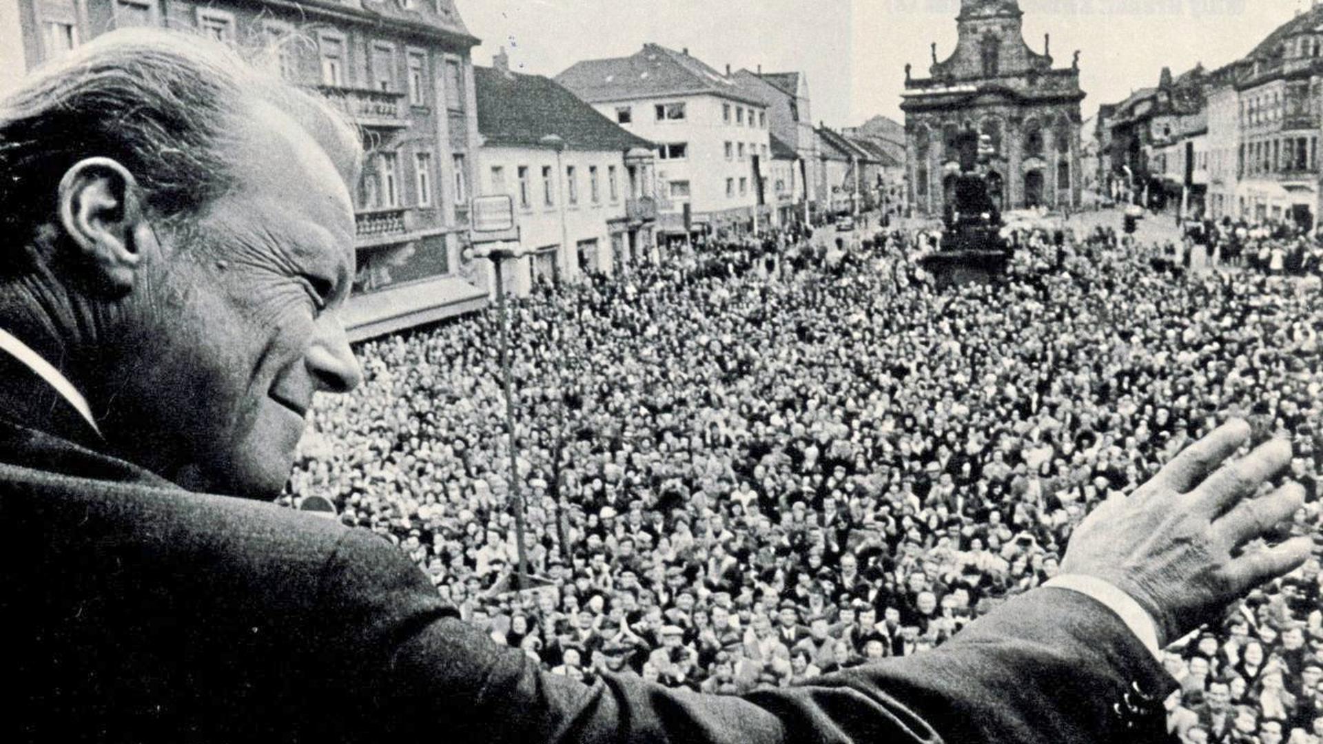 Die Begeisterung für Willy Brandt brachte 1972 tausende Rastatter auf den Marktplatz. Heute streitet man in der Festungsstadt, ob man eine Murgbrücke oder doch lieber den hinteren Teil des Marktplatzes nach dem Vater der Aussöhnung mit dem Osten benennen will.
