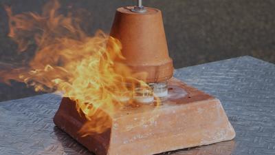 Wachsbrand: Ein Teelichtofen kann unbeobachtet zu einer offenen und unkontrollierbaren Flamme werden. Die Feuerwehr Rastatt hat in diesem Fall aber nachgeholfen. 