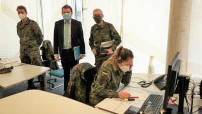 Soldaten bei der telefonischen Kontaktverfolgung in der Corona-Pandemie