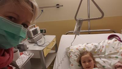 Frau und Kind in einem Krankenhausbett