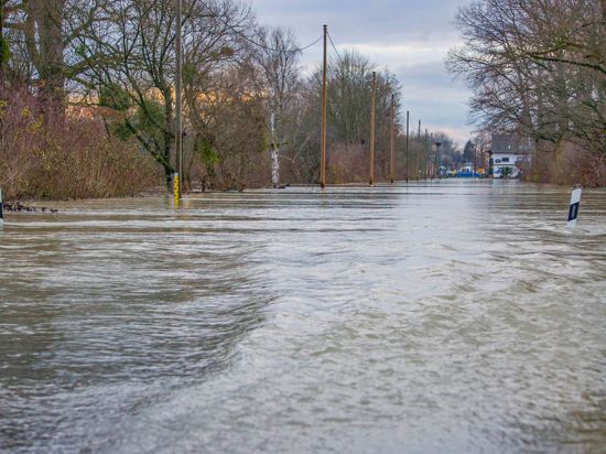 Die Hochwasserlage im Südwesten ist am Höhepunkt angelangt: In Rastatt-Plittersdorf ist der Rhein über die Ufer getreten. D
