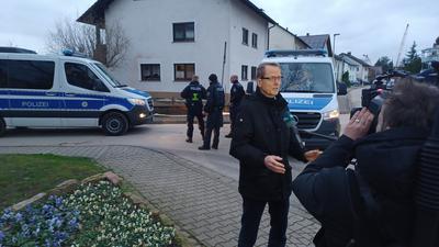 Rastatts Bürgermeister Arne Pfirrmann (FW) gibt an der Zufahrt zum Niederbühler Friedhof ein Interview zum Bombenfund.