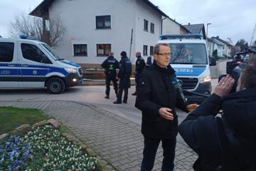 Rastatts Bürgermeister Arne Pfirrmann (FW) gibt an der Zufahrt zum Niederbühler Friedhof ein Interview zum Bombenfund.