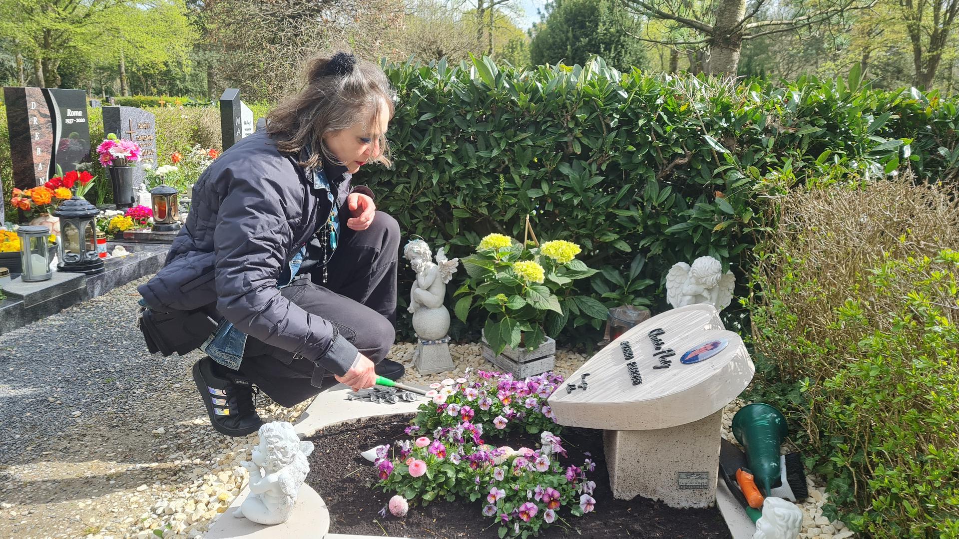 Liebevoll kümmert sich Sabine Metz um das Grab ihrer Mutter auf dem Waldfriedhof. Dort haben sich erneut Diebe zu schaffen gemacht. 