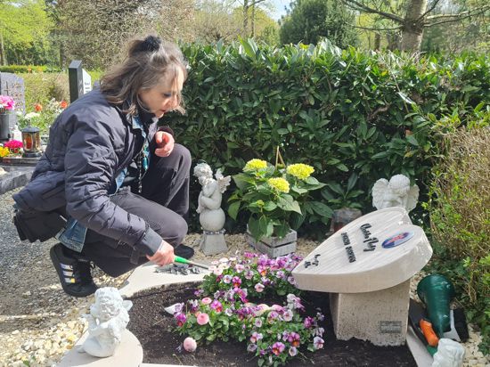 Fassungslos: Liebevoll kümmert sich Sabine Metz um das Grab ihrer Mutter auf dem Waldfriedhof. Dort haben sich erneut Diebe zu schaffen gemacht. 
