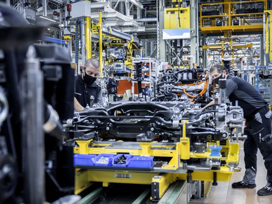 Mercedes-Benz Werk Rastatt: Produktion des ersten Kompakt-SUV EQA gestartet – 2021 auch im Werk Peking (China). Komplettierung des Rahmens mit der Hinterachse (Vormontage).