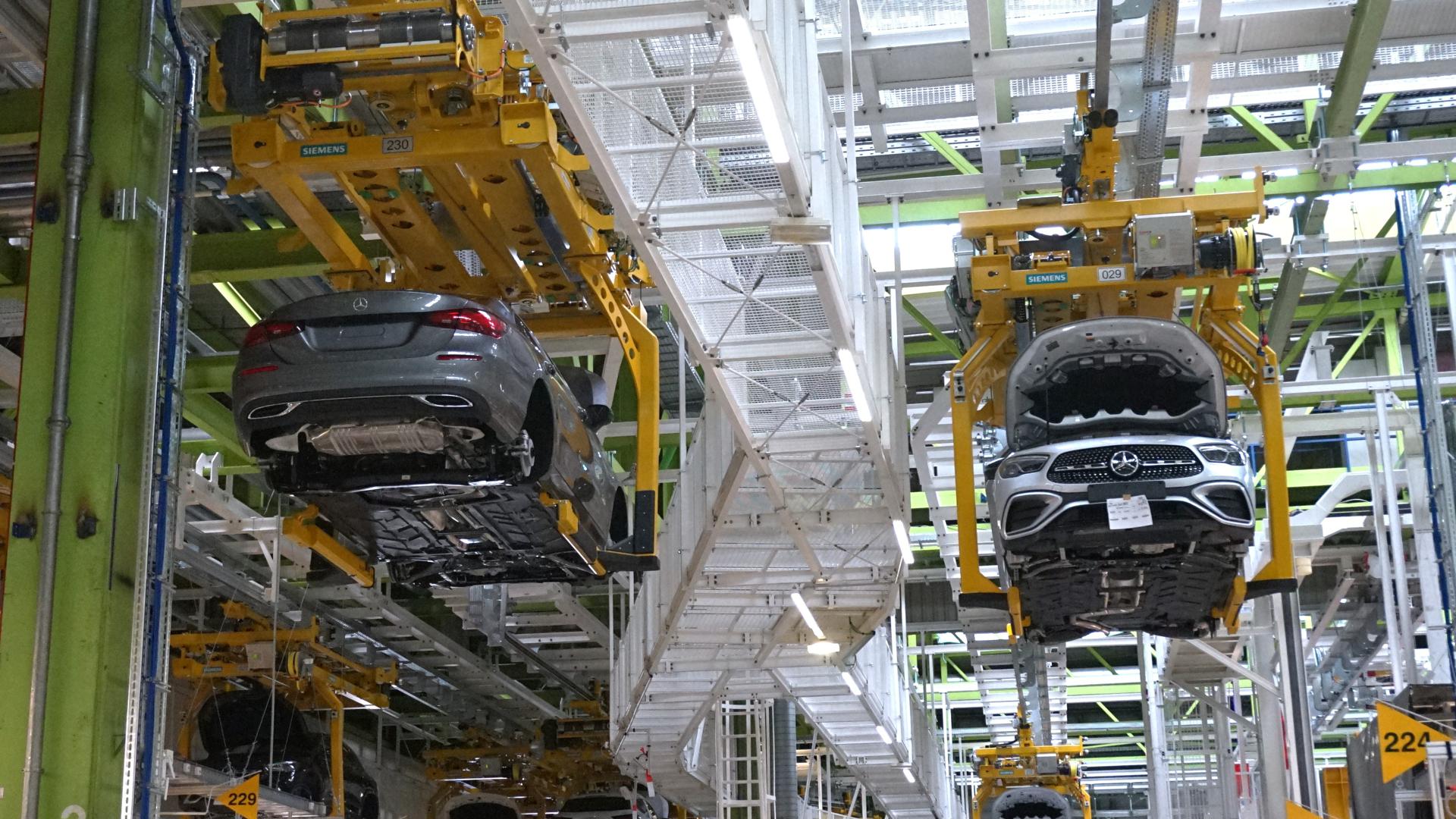 In sogenannten C-Gehängen reisen die zu montierenden Kompaktwagen neuerdings durch die riesige, 3 Kilometer lange Halle bei Mercedes-Benz in Rastatt.