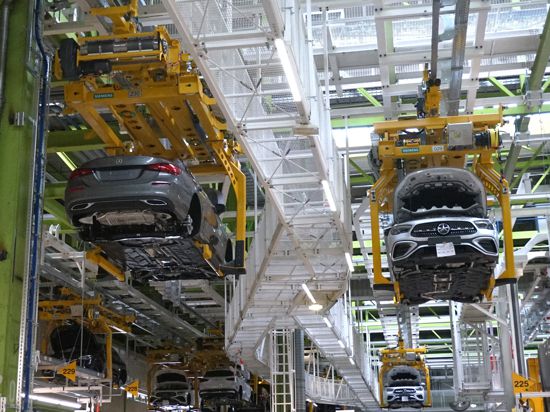 In sogenannten „C-Gehängen“ reisen die zu montierenden Mercedes-Benz-Kompaktwagen neuerdings durch die riesige, 3 Kilometer lange Halle in Rastatt.