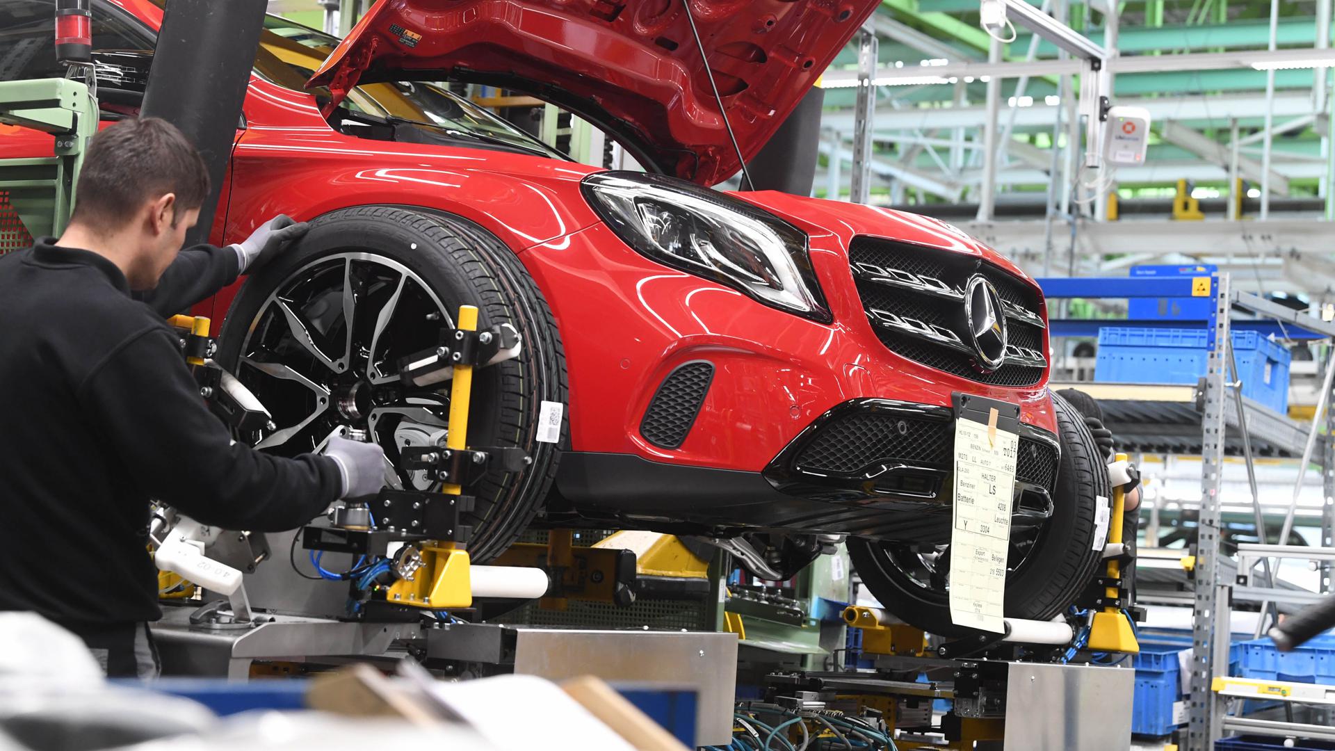 Im Werk Rastatt der Daimler AG werden an einem Mercedes-Benz die Reifen angebracht.