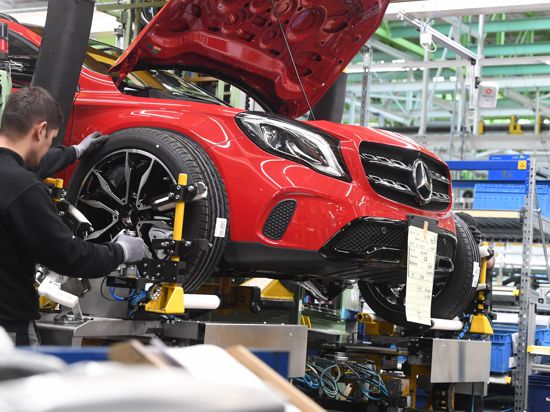 Im Werk Rastatt der Daimler AG werden an einem Mercedes-Benz GLA die Reifen angebracht. (Zu dpa "EY-Studie: Chinesen kaufen weniger europäische Firmen") +++ dpa-Bildfunk +++