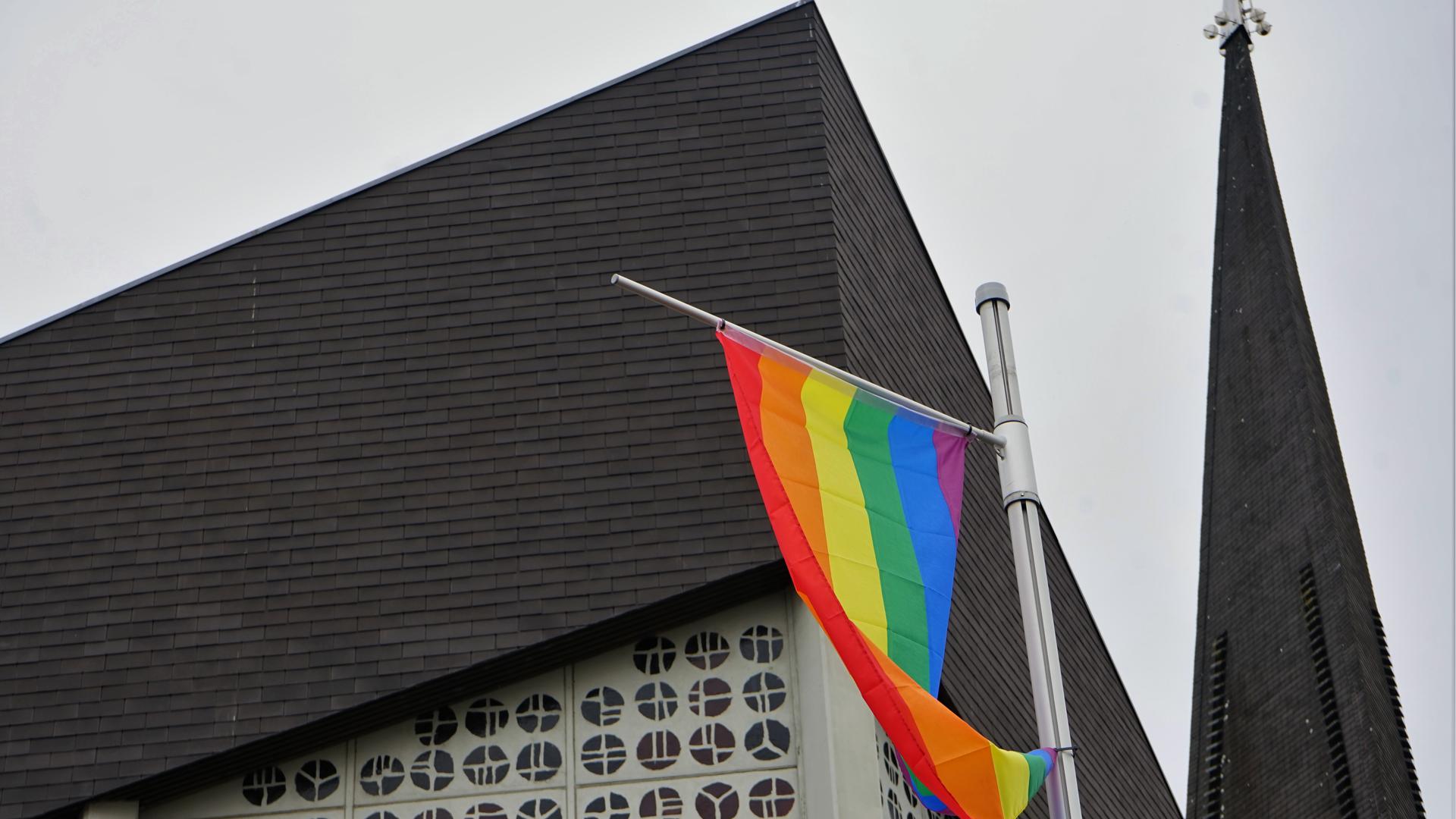 Regenbogenflagge vor St. Laurentius, Niederbühl #LoveIsNoSin