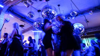 Dutzende Menschen tanzen zur Musik im Club 