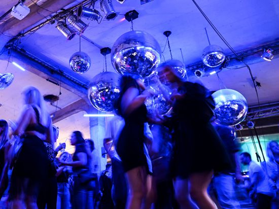 Dutzende Menschen tanzen zur Musik im Club 