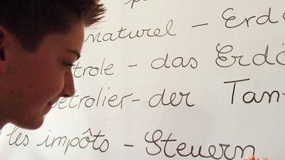 „Spreche die Sprache deines Nachbarn“: Die Stadt soll um den Verbleib eines bilingualen Grundschulzugs in Rastatt kämpfen (Symbolbild). 