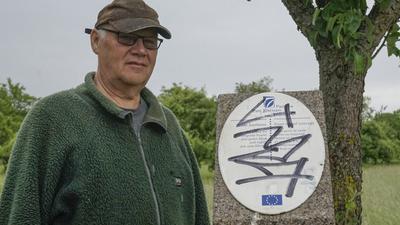 Vandalismus am Obstlehrpfad: Francis Moog, Ehrenvorsitzender des Obst- und Gartenbauvereins Ottersdorf, klagt über Farbsprühereien auf 15 Stelen.  