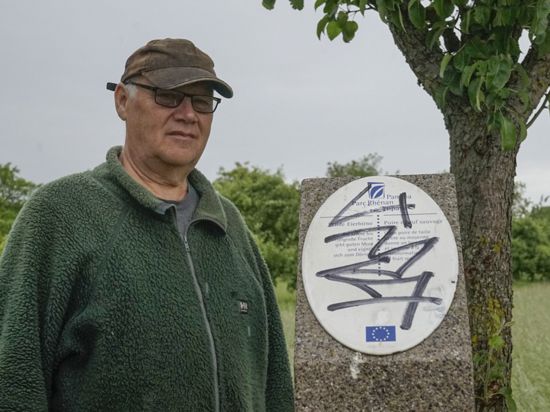 Vandalismus am Obstlehrpfad: Francis Moog, Ehrenvorsitzender des Obst- und Gartenbauvereins Ottersdorf, klagt über Farbsprühereien auf 15 Stelen.  