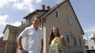 Wunschobjekt: Die  Heimatvereinsvorsitzenden Axel Hildenbrand und Annette Rast vor dem alten Rathaus, das sie gerne als Heimatmuseum sähen.