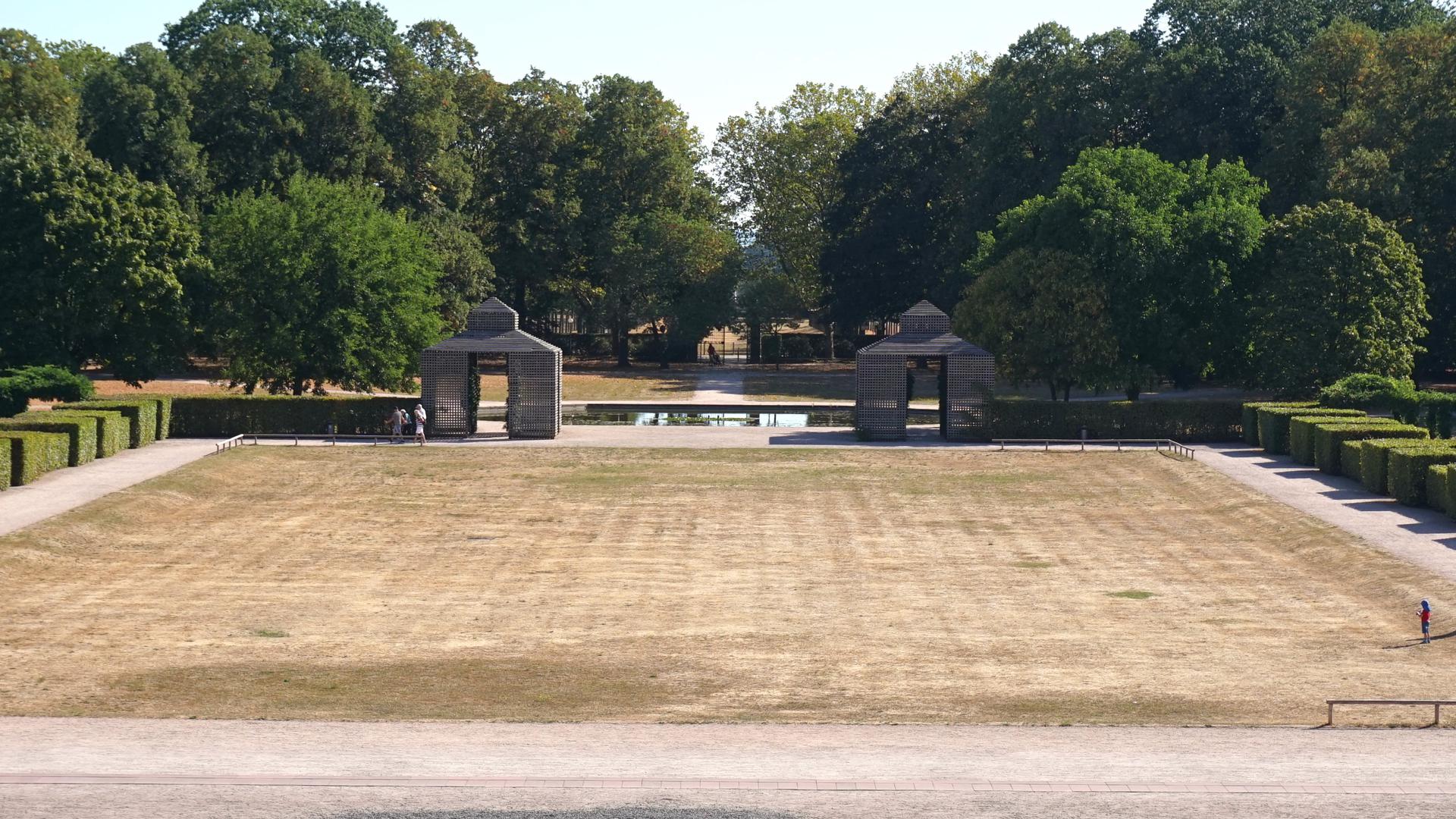 Kein schöner Anblick: Die große Rasenfläche im Schlosspark ist verdorrt. Die Rastatter waren in den vergangenen Jahren ein schönes sattes Grün gewohnt.  