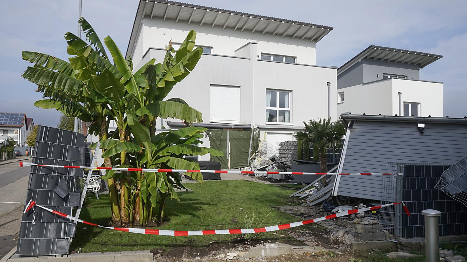 Provisorisch mit Baustützen gesichert: Das Haus in der Favoritestraße wurde durch den Lastwagen massiv beschädigt.  
