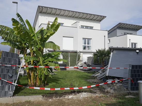 Provisorisch mit Baustützen gesichert: Das Haus in der Favoritestraße wurde durch den Lastwagen massiv beschädigt.  