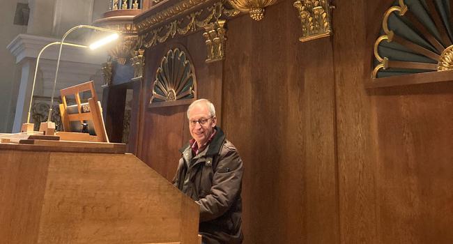 Da werden die Finger schnell klamm: Jürgen Ochs an der Stieffell-Orgel in St. Alexander. 