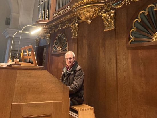 Da werden die Finger schnell klamm: Jürgen Ochs an der Stieffell-Orgel in St. Alexander. 
