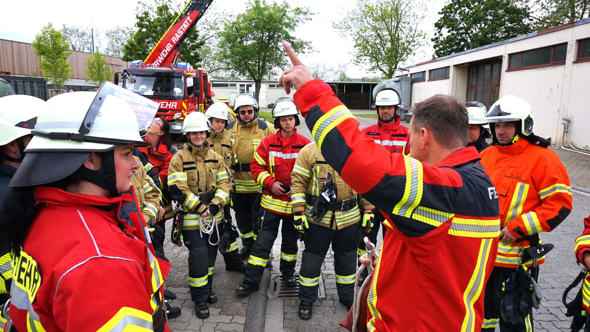 Michael Quednau erklärt den Feuerwehranwärtern, was sie beim Drehleiteraufstieg beachten müssen. Fotos: Hans-Jürgen Collet