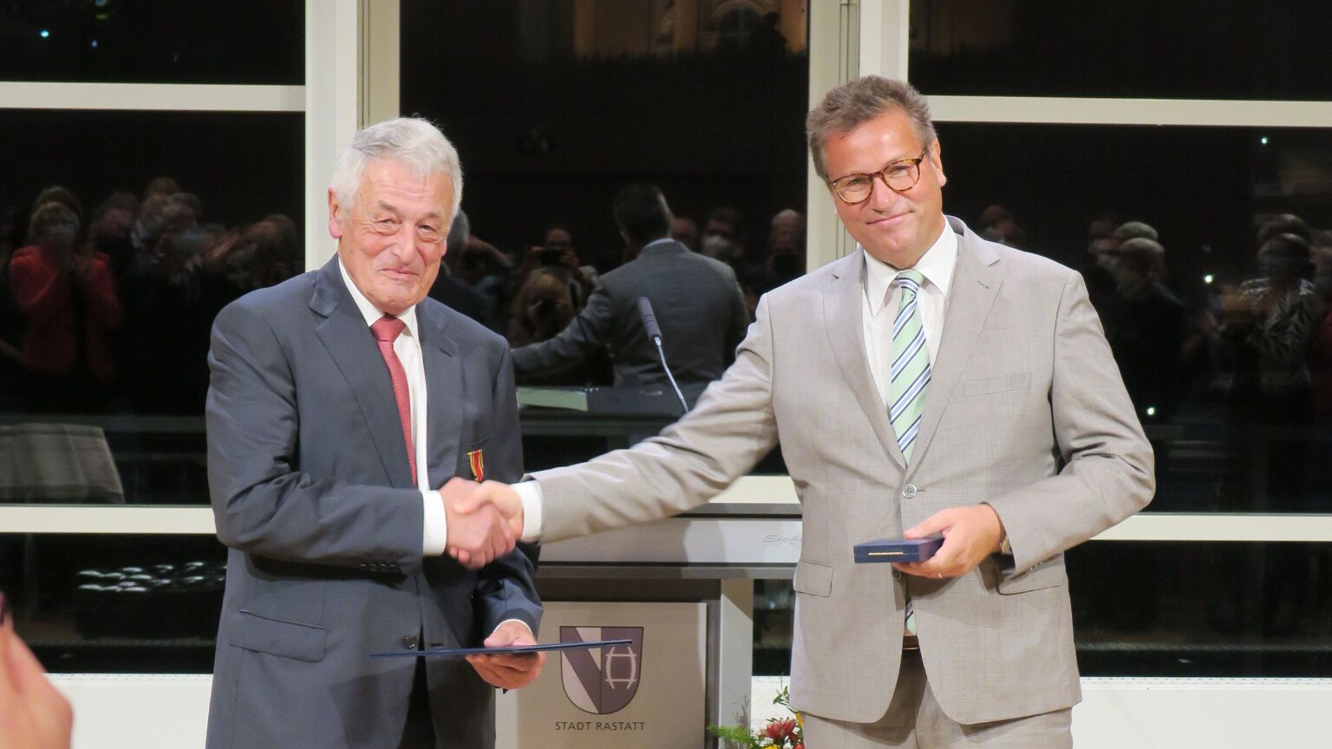 Minister Peter Hauk (rechts) überreicht Jörg Overlack Anfang Oktober 2021 das Bundesverdienstkreuz.