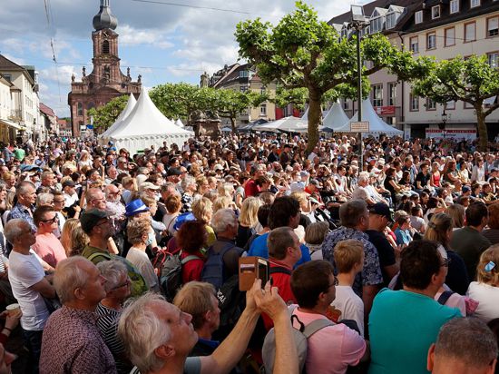 Hunderte Menschen füllen als Zuschauer den Rastatter Marktplatz 