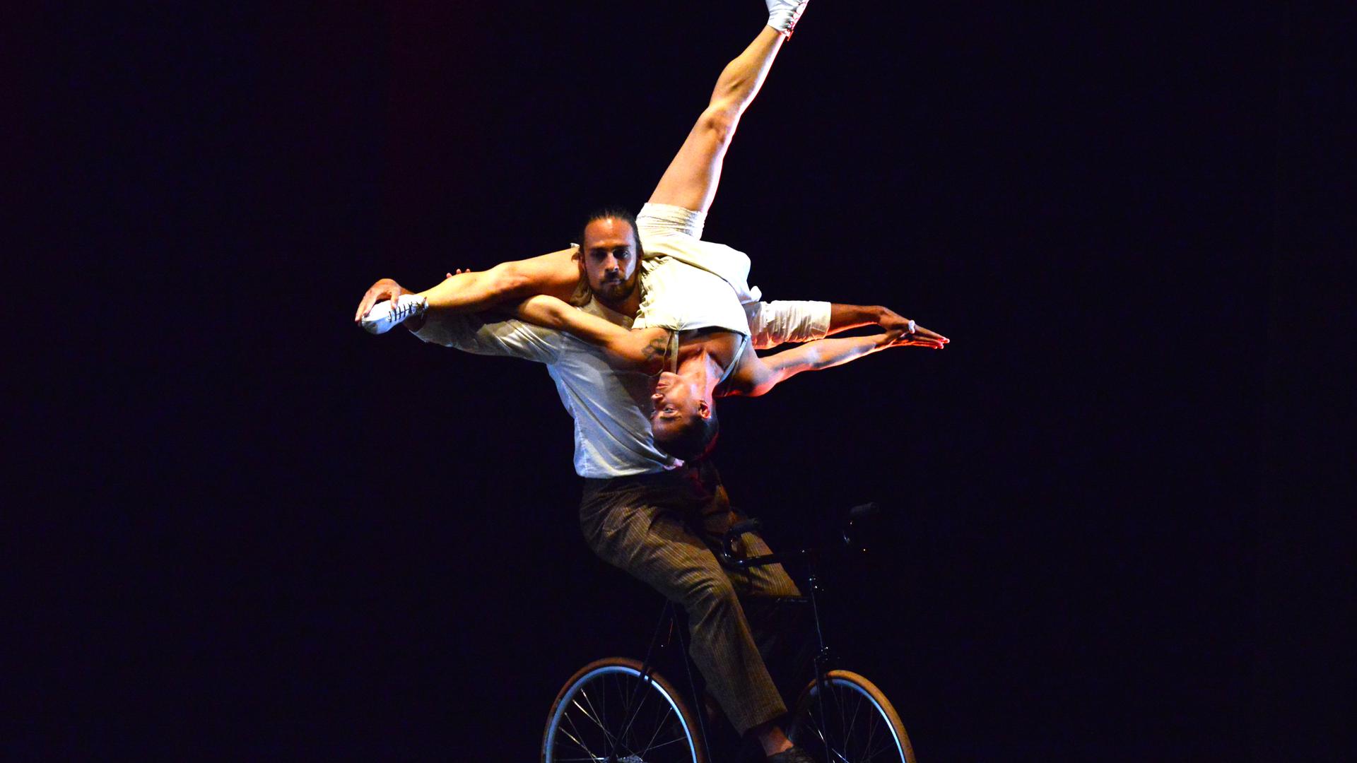 Poetisch-akrobatisches tête-à-tête: Das „Duo Kaos“, einer der Programmpunkte bei der Eröffnungsshow, begeistert mit seinem Balanceakt auf dem Rad.