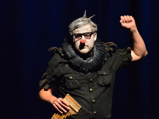 Stimmung: Clown-Jongleur Mathias Romir führt durch die Eröffnungs-Varietéshow und animiert das Publikum zu „Los-geht’s“-Rufen. Das Straßentheaterfestival tête-à-tête ist eröffnet.
