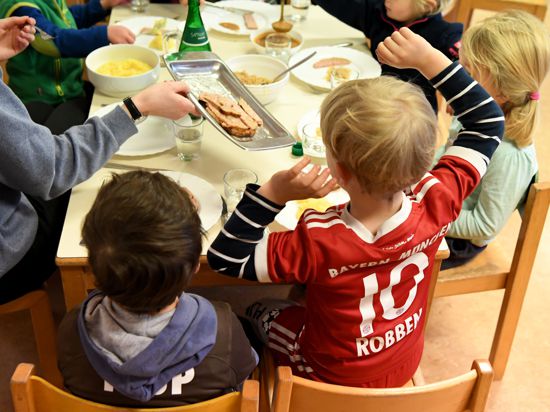 Kinder warten in der Kita Aukrug auf das Essen. Die Gebühren für Kindergärten und Kitas in Schleswig-Holstein sollen nach Angaben des Sozialministeriums gedeckelt werden. Am Donnerstag (14.03.2019) sollen in Kiel die Details der geplanten Kita-Reform vorgestellt werden. +++ dpa-Bildfunk +++