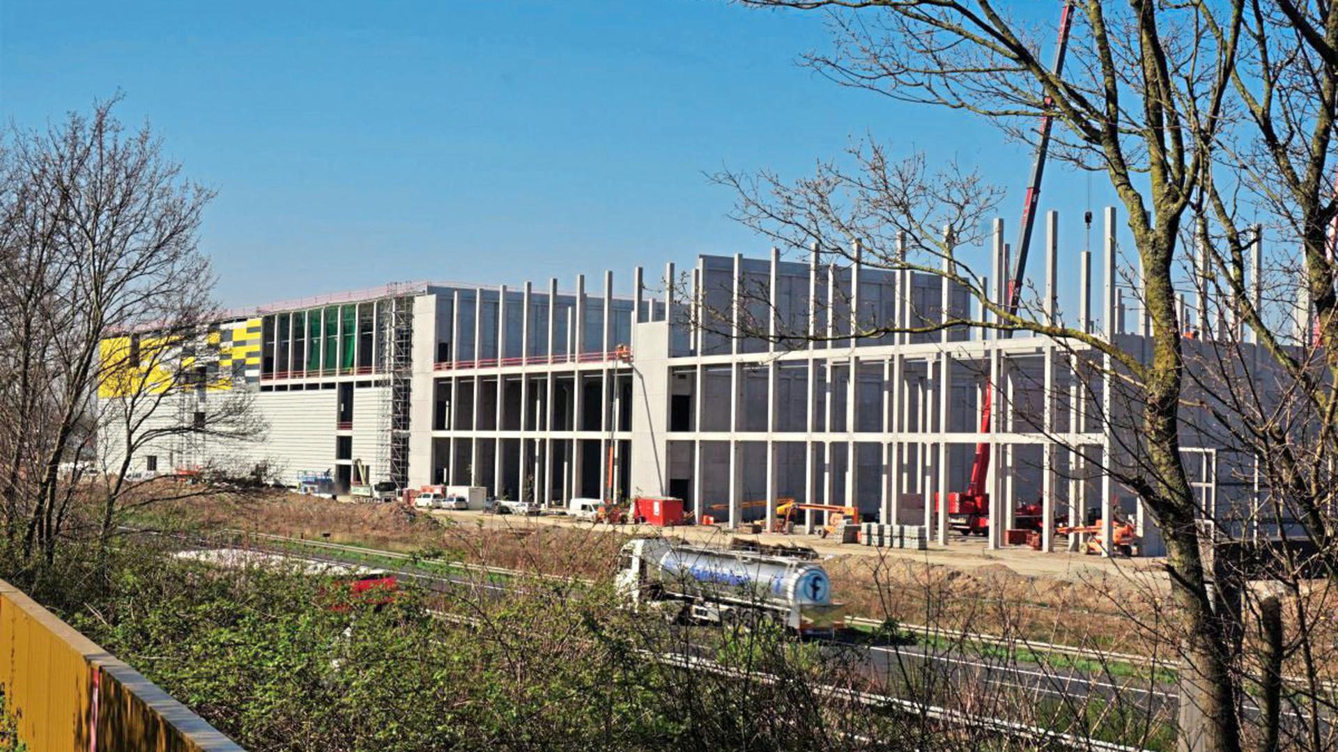 Rund 60.000 Quadratmeter Nutzfläche wird das Edeka-Zentrallager an der Autobahn bei Rastatt einmal bieten. Insgesamt 140 Millionen Euro investiert das Unternehmen an dem neuen Standort.
