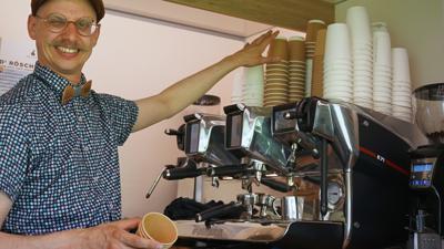 Recyclebar. Die Kaffeebecher an der mobilen Cafébar von Thorsten Heizmann sind nicht aus Plastik. 