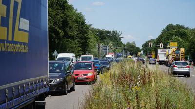 Geduld ist gefragt: Der Verkehr auf der B462 Richtung Autobahnzufahrten und Murgtal  quält sich durch den Rastatter Stadteingang. 