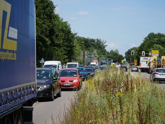 Geduld ist gefragt: Der Verkehr auf der B462 Richtung Autobahnzufahrten und Murgtal  quält sich durch den Rastatter Stadteingang. 