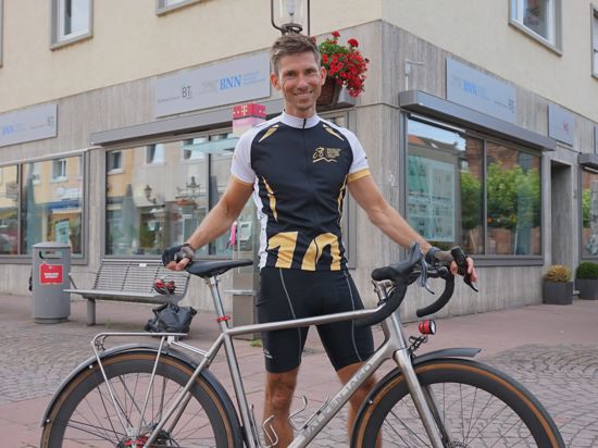 BT-Redakteur Holger Siebnich steht mit seinem Fahrrad vor der Redaktion in Rastatt.