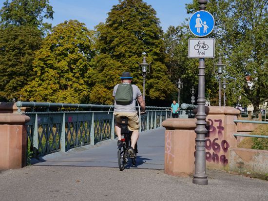 Fahrradfahrer auf einer Brücke